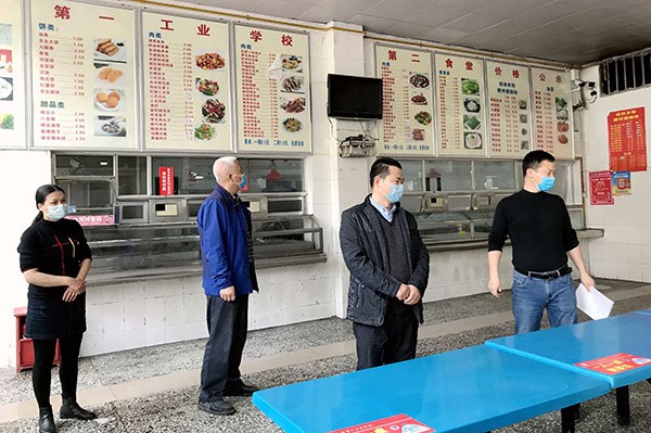 李健副校長帶領(lǐng)檢查組檢查食堂就餐場所.jpg