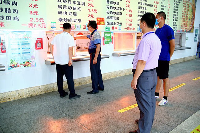 7.校領(lǐng)導(dǎo)到食堂了解學(xué)生就餐情況.JPG