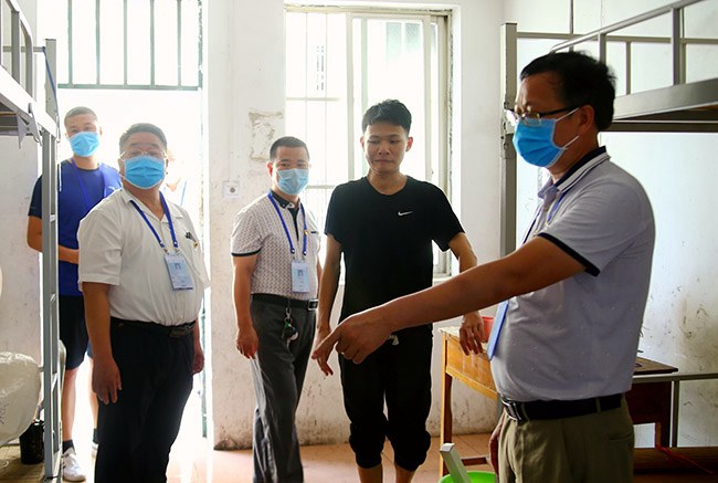 8.黃杰品校長、張海林書記、李健副校長到學(xué)生宿舍看望學(xué)生.JPG