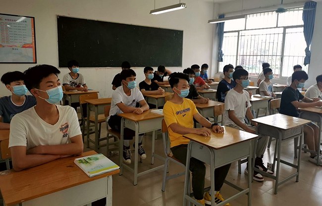 1589792882942709.jpg 課堂上認真聽課的學生.jpg