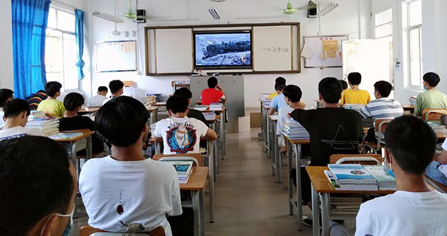 1591149402637041.jpg 19汽修3班班在觀看《2019年度感動中國人物頒獎盛典》.jpg