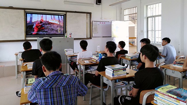 1591149433893251.jpg 19模具班在觀看《2019年度感動中國人物頒獎盛典》.jpg