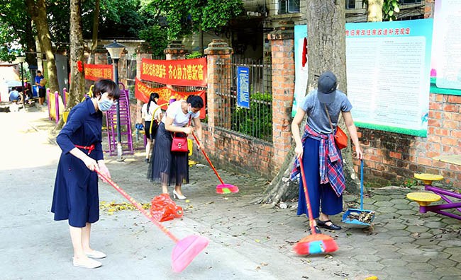 青年教職工打掃生活區(qū)大門道路.JPG