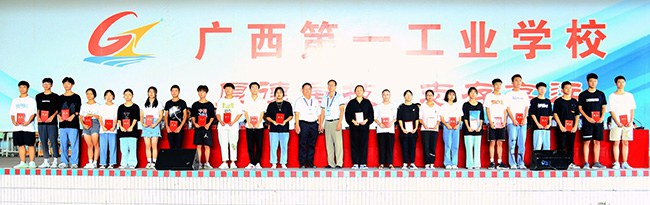 1599004578973448.jpg 校領(lǐng)導(dǎo)與班級(jí)助理合影.jpg