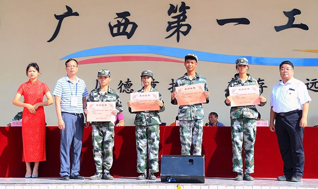 1599466120965614.jpg 校領(lǐng)導(dǎo)為先進(jìn)連隊頒獎.jpg