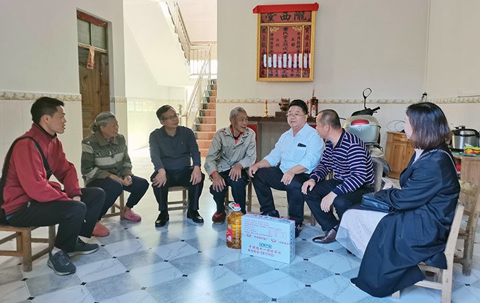 1603472123594806.jpg 校領(lǐng)導(dǎo)走訪慰問貧困戶 (2).jpg