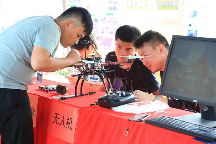 教師自制無(wú)人機(jī).jpg