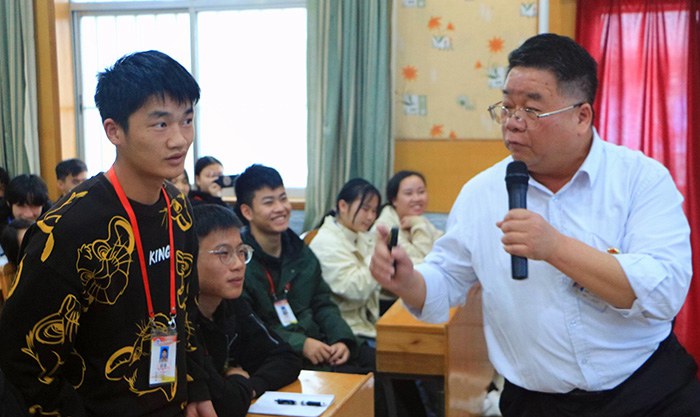 02-張海林書(shū)記（右一）與學(xué)生互動(dòng).JPG