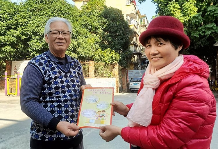 1610442953326786.jpg 工作人員向居民發(fā)放宣傳單.jpg