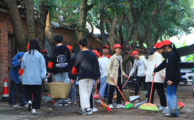 06-3月13日上午，我校組織團員青年聯(lián)合興東街道將橋社區(qū)在興寧區(qū)長罡路三里一巷開展了學(xué)雷鋒大掃除活動。.JPG
