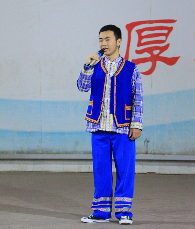 1、身著民族服飾唱嘹亮山歌.jpg