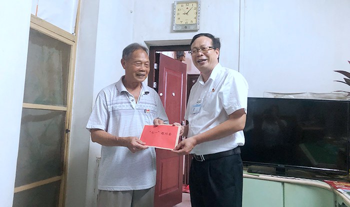 校長(zhǎng)黃杰品為老黨員鐘乃德同志送上慰問(wèn)金.jpg