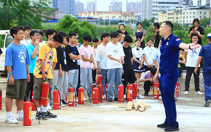 各班班主任、班長(zhǎng)、安全委員參加滅火器實(shí)操訓(xùn)練02_1.jpg