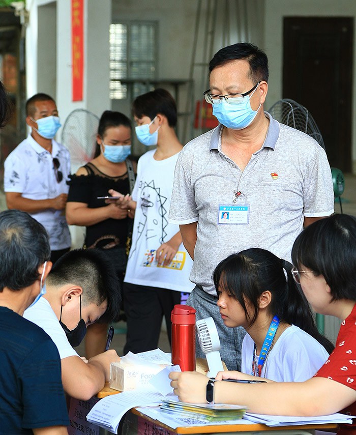 1630168919859420.jpg 學校領導到場指導迎新工作(黃杰品校長 右三).jpg