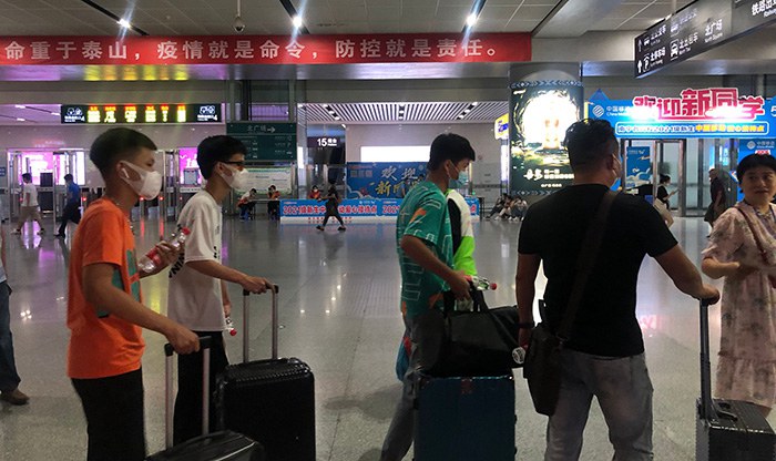 1630169096220083.jpg 學校工作人員到各車站迎接新生.jpg