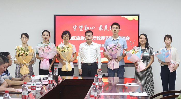 1631810207354399.jpg 顧德慶主任與優(yōu)秀教師們合影.JPG