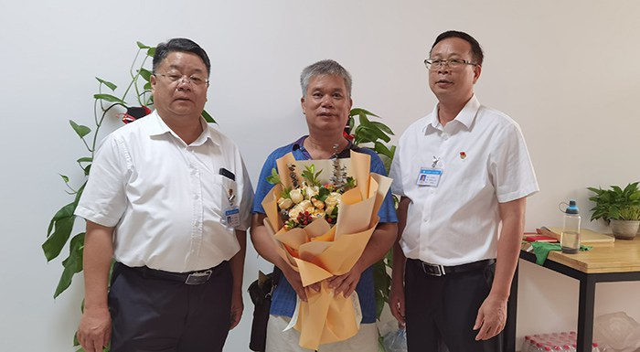 校長黃杰品、黨委書記張海林為老教師辛桂福送上鮮花與慰問.jpg