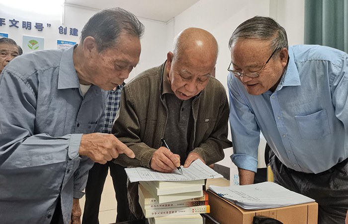 學(xué)校黨委為退休老黨員“送學(xué)上門(mén)” (2).jpg