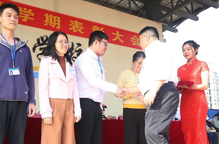 黨委書(shū)記張海林（右二）為獲獎(jiǎng)教師頒獎(jiǎng).jpg