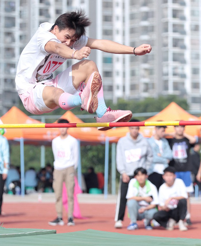 學(xué)生在參加跳高比賽.JPG