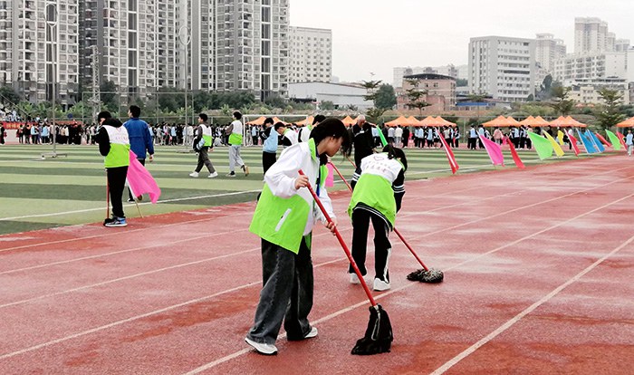 1638372626206849.jpg 01志愿者清理賽道.jpg