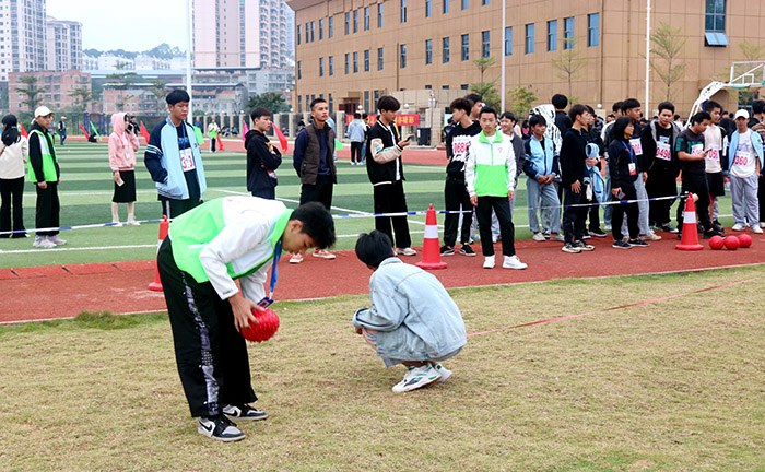 1638372655968060.jpg 03志愿者協(xié)助后拋實心球項目開展.jpg