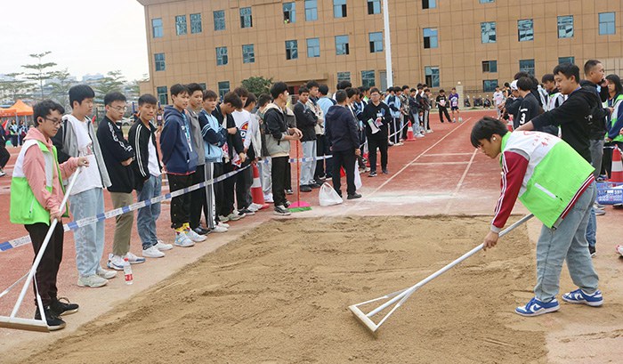 1638372669577567.jpg 03志愿者在整平沙坑.jpg