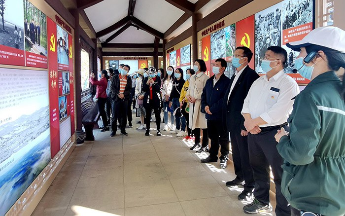 全體人員在中國共產(chǎn)黨人精神譜系園參觀學習.jpg