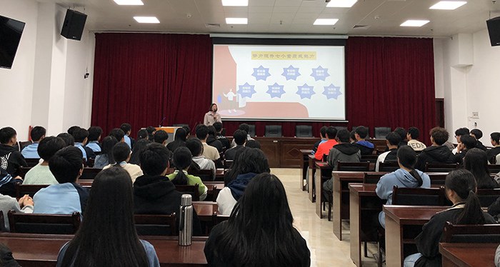 1639558409243782.jpg 陸小瓊副校長在上課.jpg