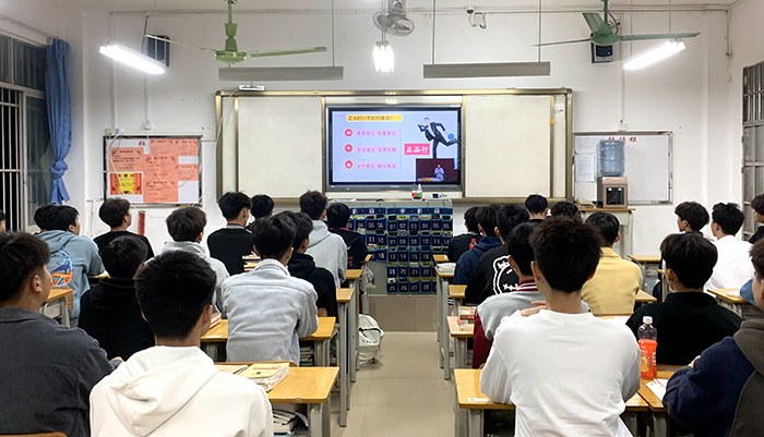 1639558628209357.jpg 2020級汽修3班在觀看思政課直播.jpg