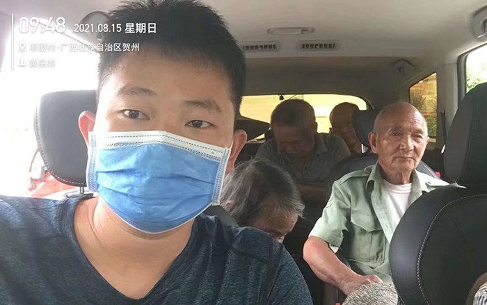 1639559215888003.jpg 黃星杰(左一)接送老人接種新冠疫苗.jpg