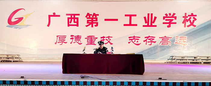 1640076069835341.jpg 甘強警官在講課.jpg