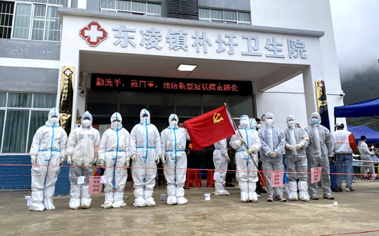 （15）21測(cè)量1班李英銘（右二） 在百色市德?？h東凌鎮(zhèn)樸圩鄉(xiāng)參與抗疫志愿服務(wù).jpg