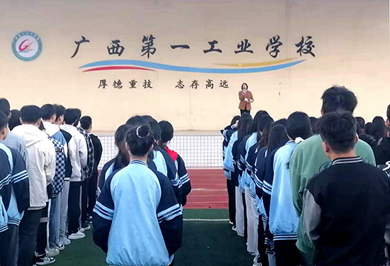 1646985539515992.jpg 1-校領(lǐng)導(dǎo)在晨會上為全體學(xué)生上“開學(xué)第一課”_副本.jpg