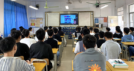 1646985567880248.jpg 2-20汽修3班學(xué)生在觀看“開學(xué)第一課”錄播視頻.jpg