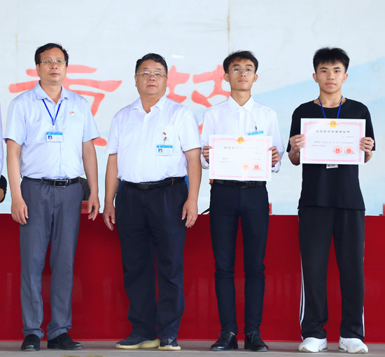 2.學(xué)校領(lǐng)導(dǎo)黃杰品（左一）、張海林（左二）為榮獲“2021—2022學(xué)年度中等職業(yè)教育國家獎學(xué)金”學(xué)生（右一：覃宇平 ，右二：林金釗）頒獎.jpg