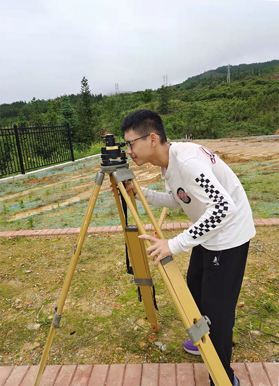 5.學(xué)生在靜態(tài)GPS測(cè)量（實(shí)習(xí)于中鐵一局第三分公司）.jpg