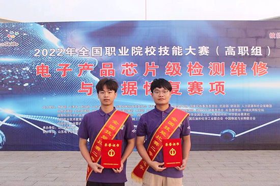 1662374594760173.jpg 2. 梁健勇(左)榮獲國賽二等獎.jpg