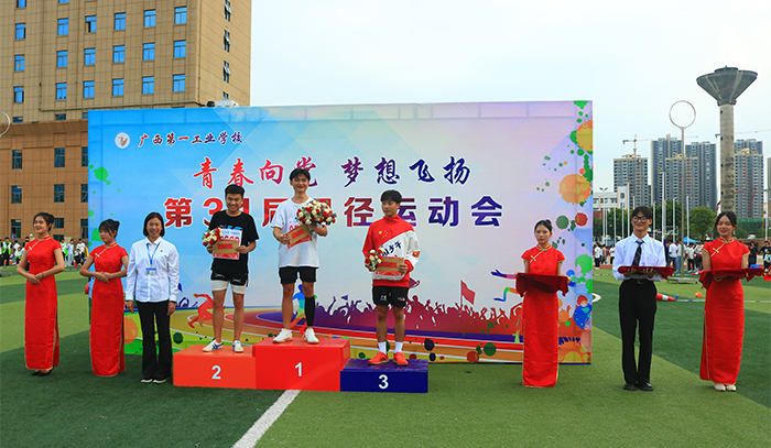 11. 2021級(jí)跨境電子商務(wù)專(zhuān)業(yè)張如帥打破男子100米、200米校運(yùn)會(huì)記錄（圖為正在沖刺）.JPG