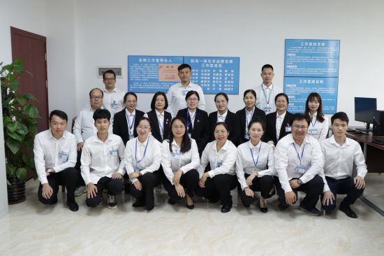 王志華（第二排左四）與名師工作室成員合影.jpg