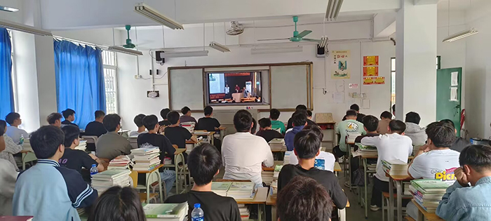 04.學(xué)生在教室收看講座直播.jpg