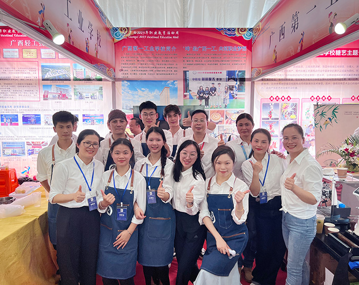 16.參加梧州職業(yè)學(xué)院舉辦的廣西2023年職業(yè)教育活動周主題展示的師生代表.jpg