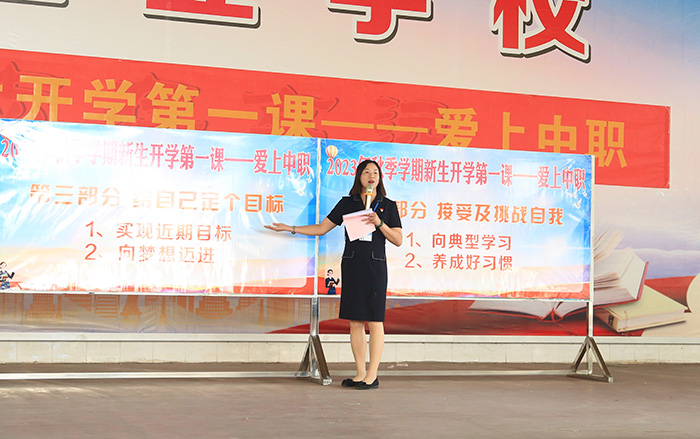 1693380446416097.jpg 2-陸小瓊副校長在講課.jpg