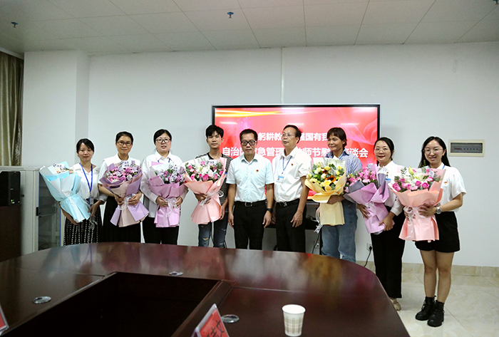 8.座談會(huì)上，教師代表與廳領(lǐng)導(dǎo)、校領(lǐng)導(dǎo)合影.jpg