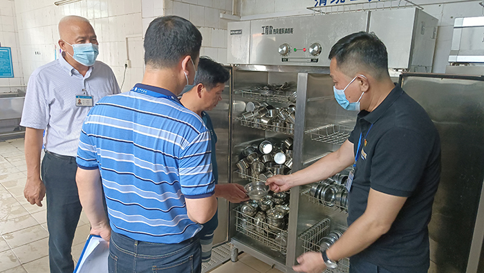 2.檢查餐具消毒情況.jpg