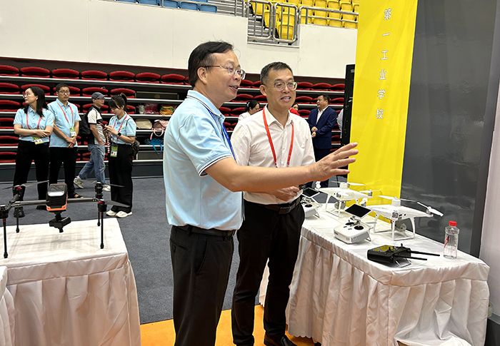 5.學(xué)校領(lǐng)導(dǎo)（左）與嘉賓交流.jpg