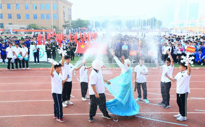 1699524889305242.jpg 4. 23級數(shù)控2班入場式表演.jpg