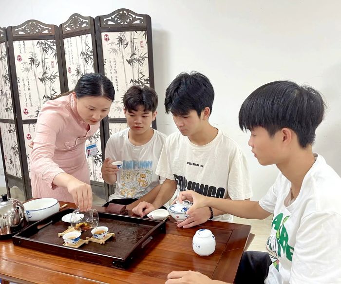 3.茶藝?yán)蠋熤笇?dǎo)學(xué)生操作.jpg
