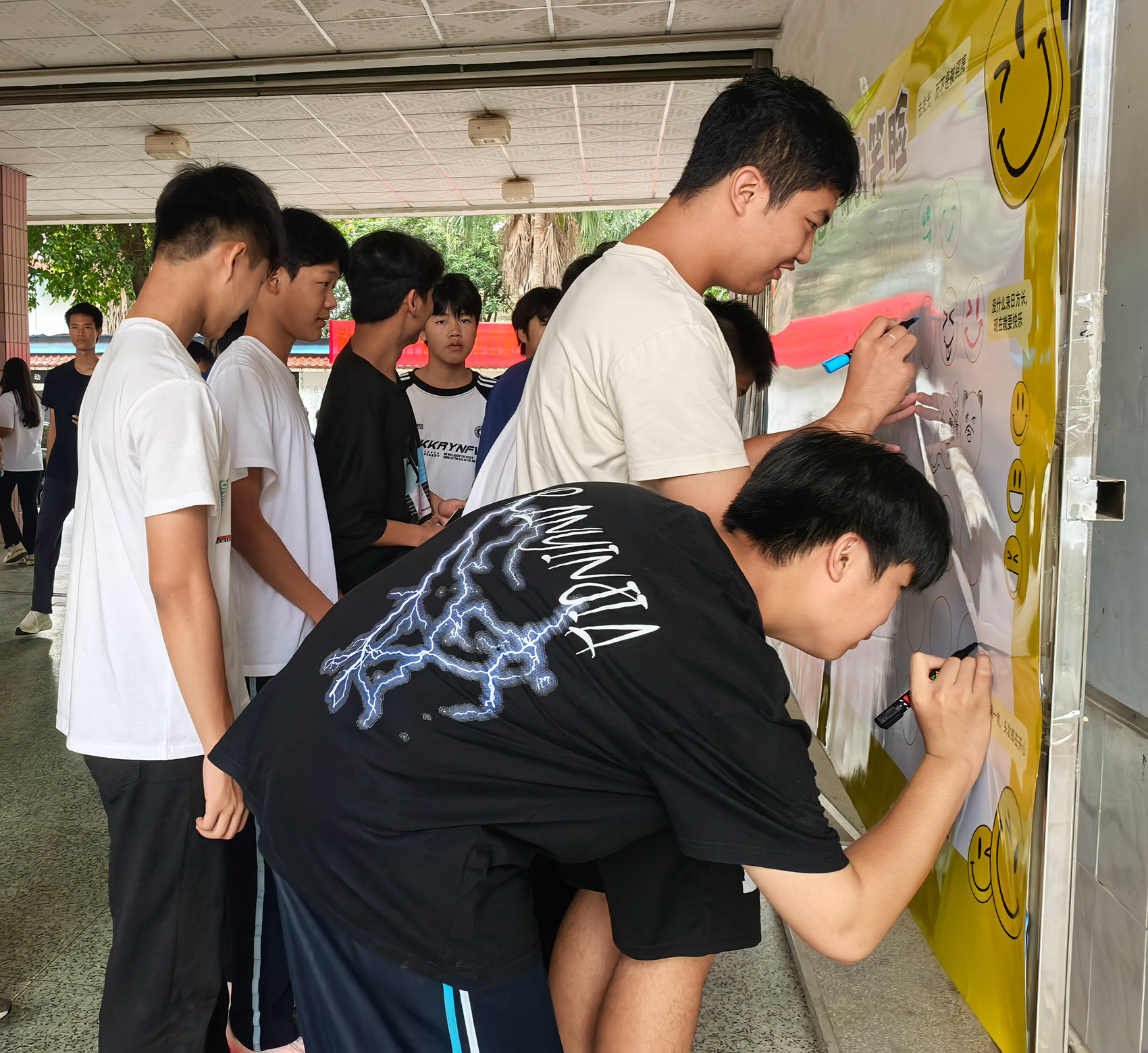 圖三 學(xué)生使用笑臉墻_副本.jpg